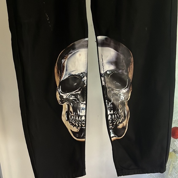 MENS RELAXED FIT SKULL GRAPHIC PRINT JEANS ☠️🖤 - Picture 2 of 2